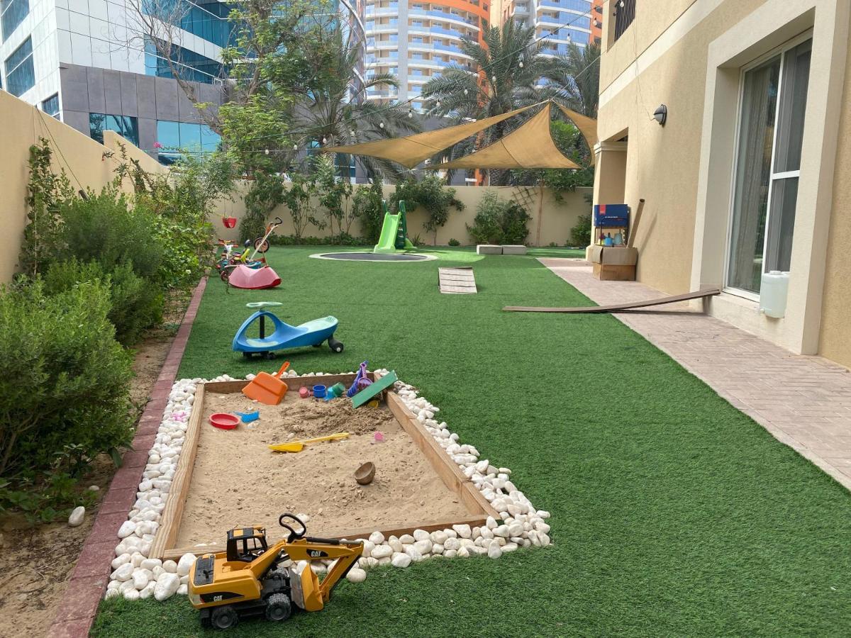 Spacious 4-Bedroom Villa, Children Friendly Dubai Exterior photo