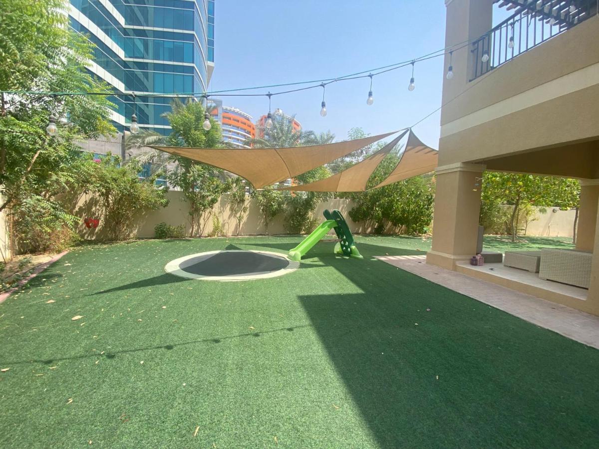 Spacious 4-Bedroom Villa, Children Friendly Dubai Exterior photo